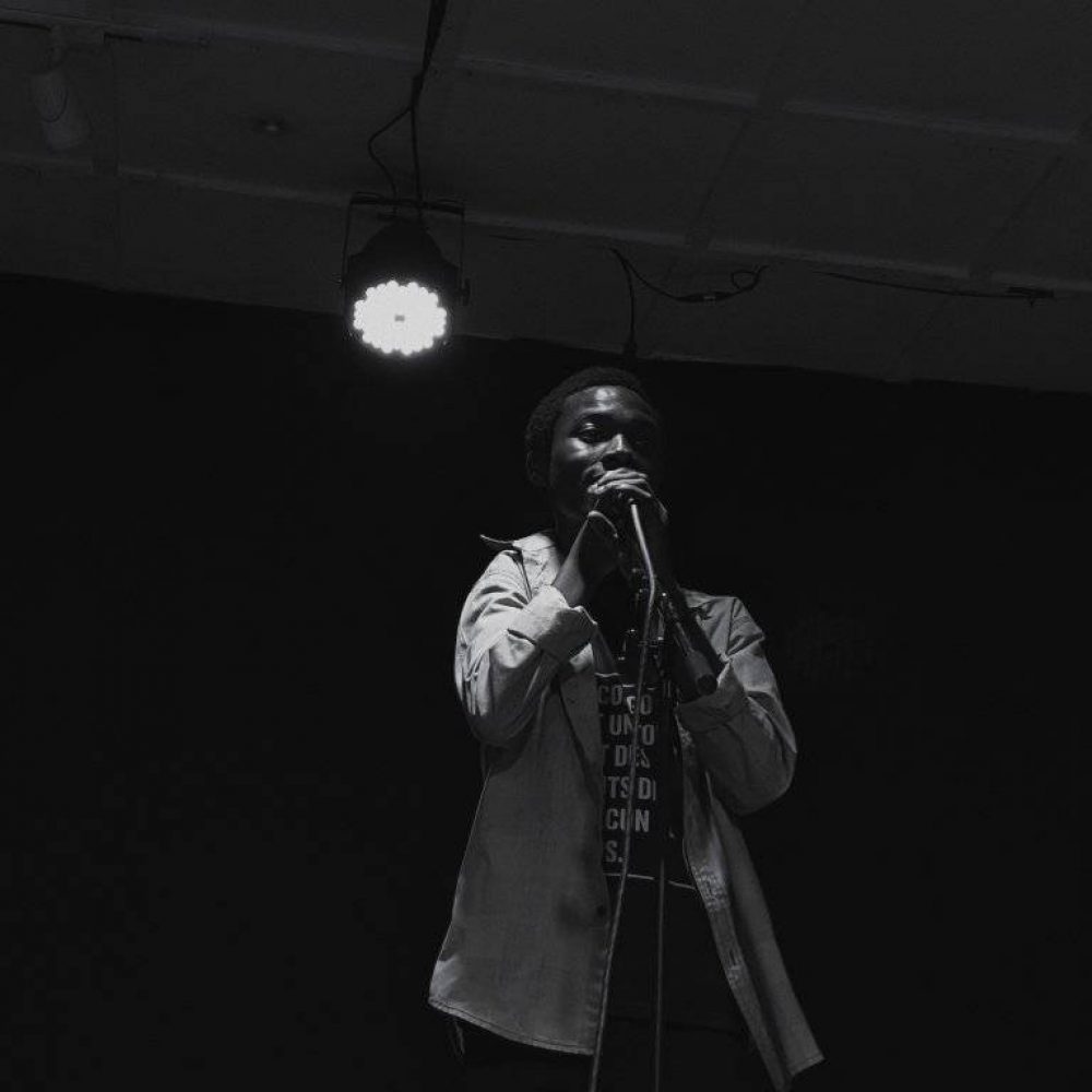 Justin Mulindwa, artiste slameur originaire de Goma (RDC), transforme la douleur de la guerre en poésie engagée. Défenseur des droits humains, il milite pour la paix, l’environnement et la dignité des enfants déplacés.